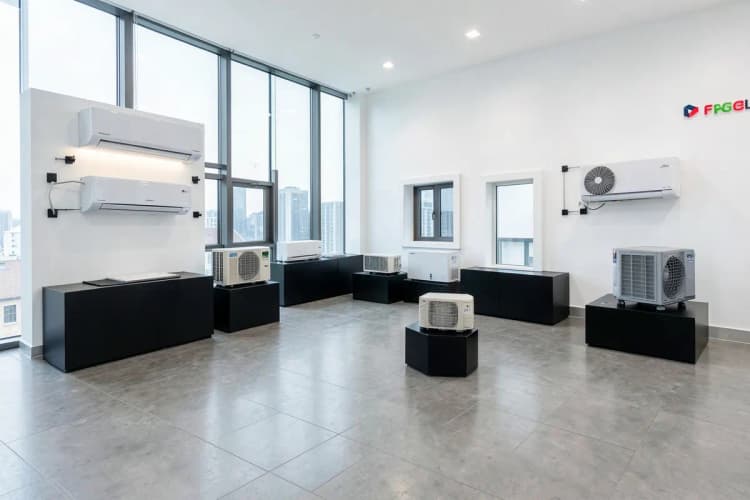 Diversos tipos de aparelhos de ar-condicionado, incluindo split, janela e portátil, dispostos em um showroom.